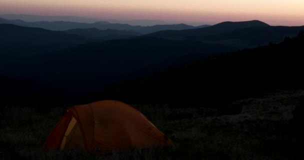 Pan čas zanikla nad karpatských pohoří při západu slunce — Stock video