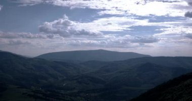 Karpat Dağları görünümü Pan zaman atlamalı manzara. Dağlar Glade yukarıda mavi gökyüzü