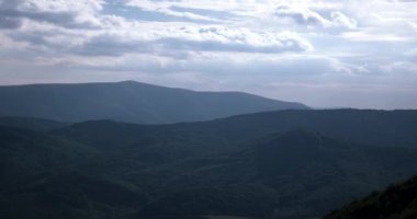 Karpat Dağları görünümü Pan zaman atlamalı manzara. Dağlar Glade yukarıda mavi gökyüzü