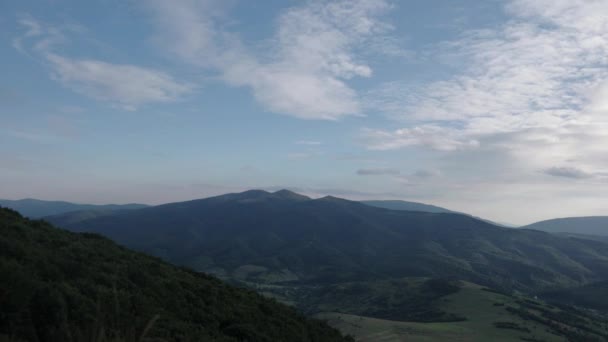 Бегущие облака с горным хребтом и временами деревьев. Пейзаж Карпат — стоковое видео