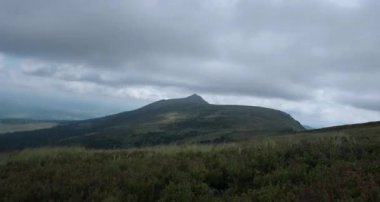 Bulutlar dağ ve ağaçlar Timelapse ile çalışıyor. Karpat Dağları manzara
