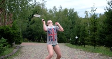 Raket ve Badminton oynamaya ve açık havada eğleniyor raketle küçük kızla