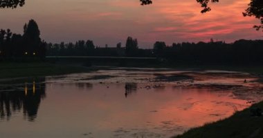 Güzel sonra günbatımı gökyüzü üzerinde River uz ile Fishermans. Günbatımı zaman atlamalı 4k
