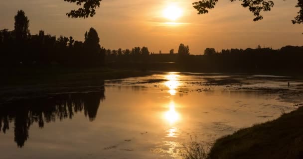ウーツとフィッシャーマンズ川に沈む夕日。日没時間の経過 4 k — ストック動画