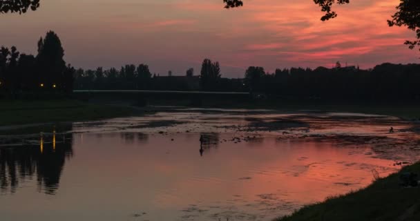 Bella dopo il tramonto cielo sul fiume uz con Fishermans. Tempo di tramonto Lapse 4k — Video Stock