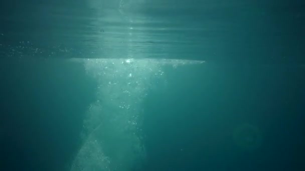 Boldog aktivál lány Jumping és a búvárkodás, úszás medence - lassú mozgás a víz alatti szemcsésedik — Stock videók