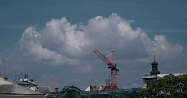 Cloudscape πάνω από το κτίριο υπό κατασκευή με γερανό στην πόλη Old Time Lapse — Αρχείο Βίντεο