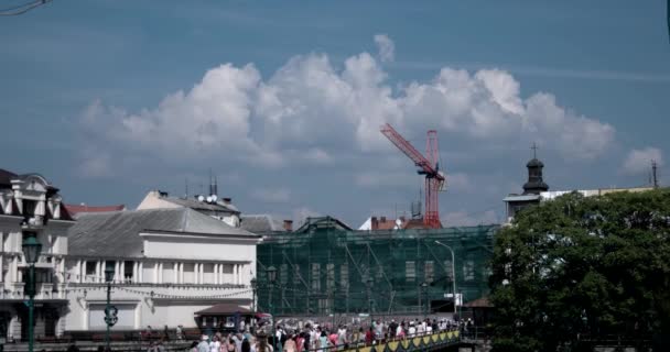 Molnlandskap över byggnaden Under uppbyggnad med kran i Old City tidsfördröjning — Stockvideo