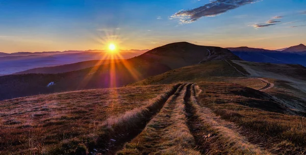 山の風景の中に雄大な夕日。カルパチア,ウクライナ,ヨーロッパ. ロイヤリティフリーのストック写真
