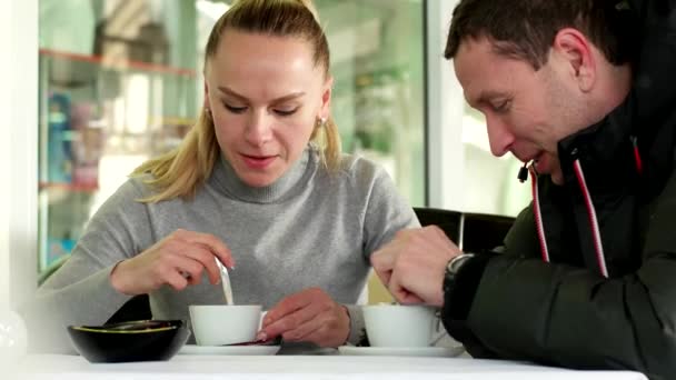 O jovem casal conversando e rindo no café — Vídeo de Stock
