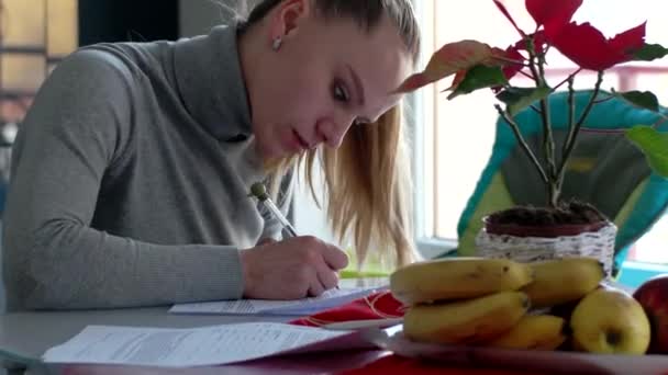Jolie femme d'affaires avec des documents parlant sur téléphone portable dans la cuisine à la maison — Video
