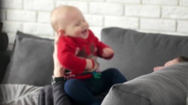 evde kanepede oynarken oğlu fathe ve bebek