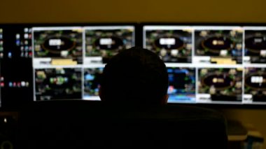 Adam Online Poker oynamaya, multitabling. Hızlandırılmış