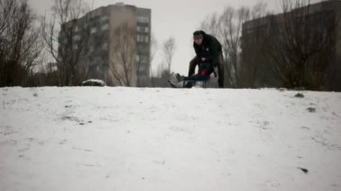 Çocuk halletme Tepesi üzerinde çocuk oynamak, parkta kışın Sledging