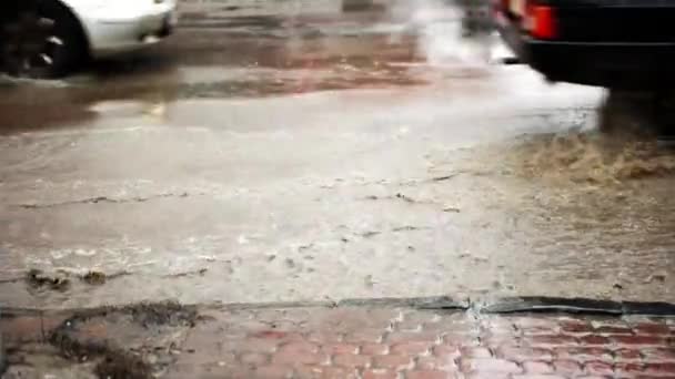 Arabalar su sıçramalarına su birikintisi üzerinde su dolu sokak ağır çekim — Stok video