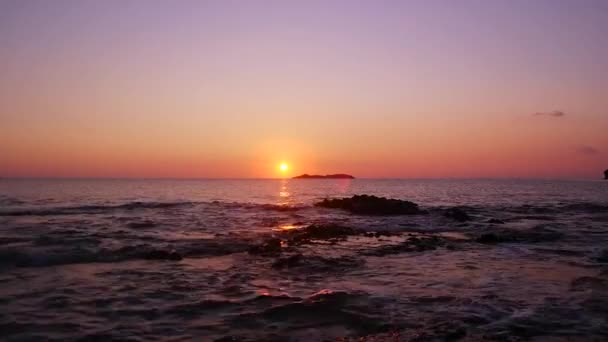 Havet vågor vid soluppgången på turkiska Medelhavet — Stockvideo