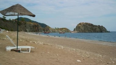 Zaman atlamalı denizde balıkçı tekneleri ve turist dinlenin