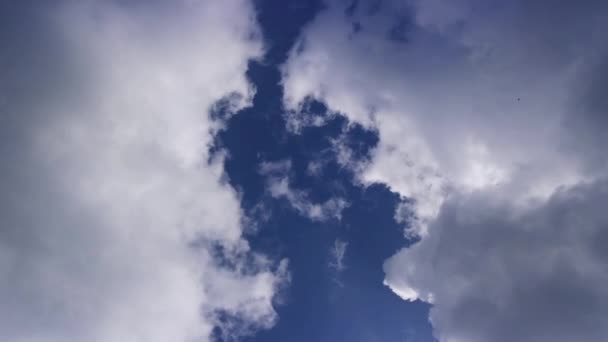 Рухомі хмари і проміжок часу блакитного неба — стокове відео