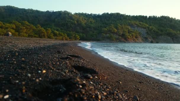 Sea waves at sunset at Turkish Mediterranean sea lagoon — Stock Video