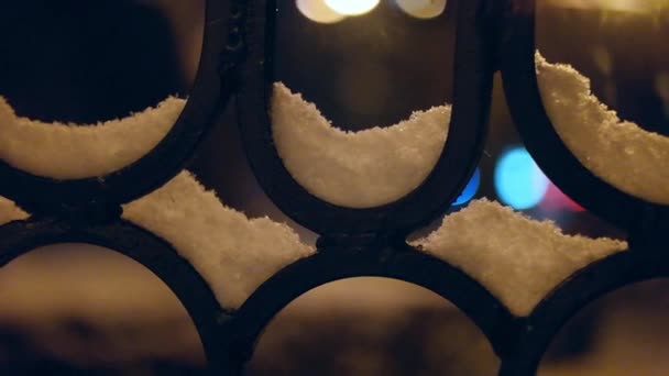 Забор медленного движения закрывается снежной ночью, милый боке — стоковое видео