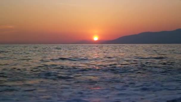 색상 놀라운 해변에서 아름 다운 석양 — 비디오