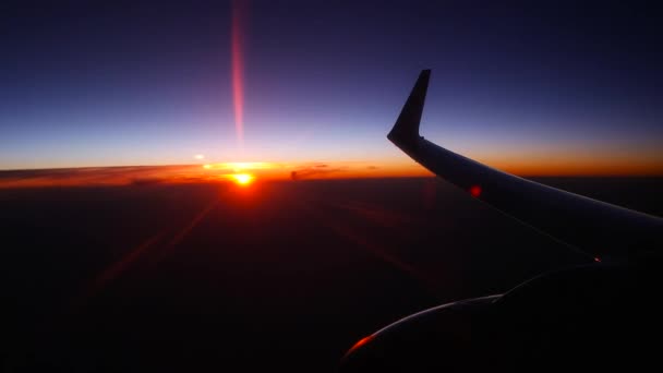 日の入り日の出旅客航空機航空会社飛行旅行の忙しさで飛行機ウィンドウ ビュー — ストック動画