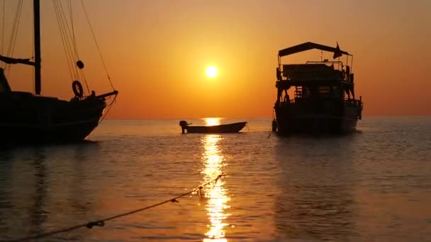 Fischerboote auf dem Meer im Sonnenaufgang, türkisches Mittelmeer — Stockvideo