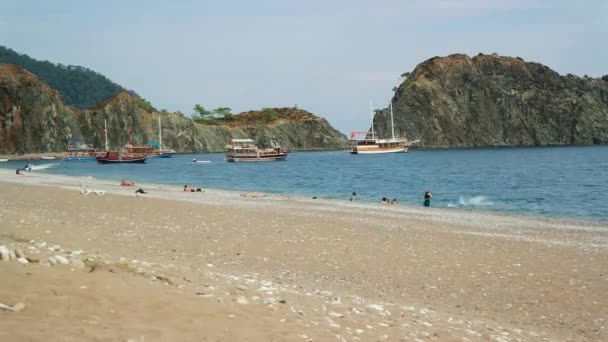 Fisherman boats and tourist relax at sea in time lapse — Stock Video