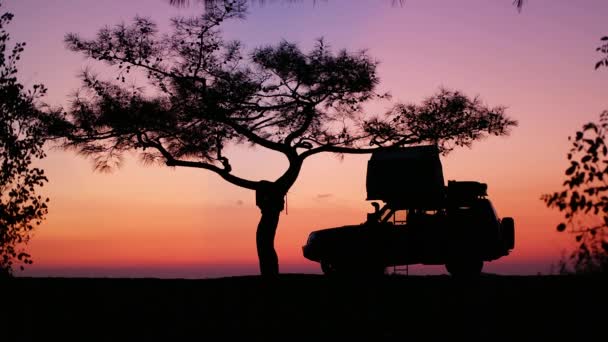 Silhouette de voiture avec tente montée sur le toit au lever du soleil coucher du soleil — Video