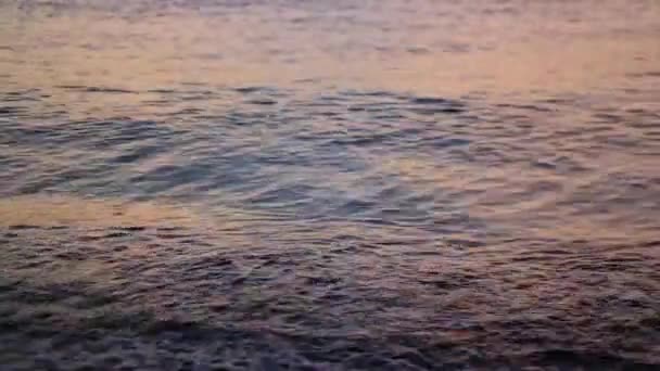 Mořské vlny při západu slunce na turecké Středozemního moře — Stock video