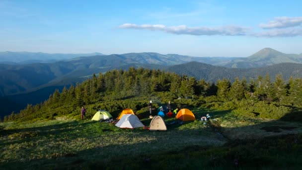 Karpaterna landskap Visa tid förflutit. turister camp — Stockvideo