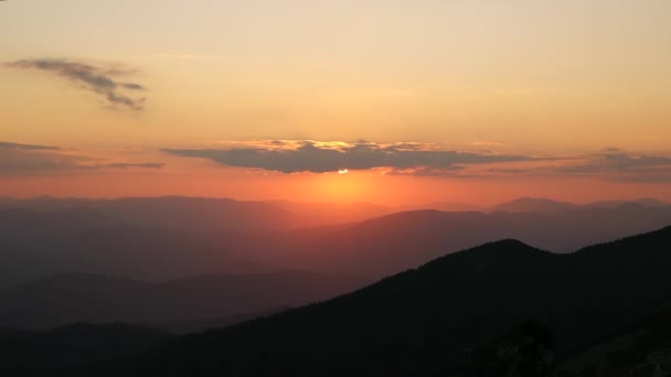 Coucher de soleil dans les montagnes — Video