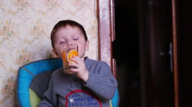 Sevimli küçük çocuk, içecek su ve ev, ev yapımı makarna spagetti yemek