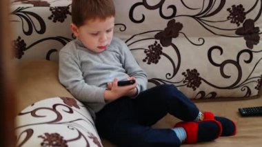 hareket eden telefon ile oynayan çocuk çocuk: smartphone kullanarak çocuk