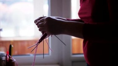 Kadının elleri bulanık sonbahar arka plan ile örgü
