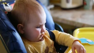 Anne bebek kızı bir kaşıkla besleme. Çok güzel çocuğunu evde anne verilmesi yiyecek. Ağır çekim video görüntüleri. SlowMo 240fps