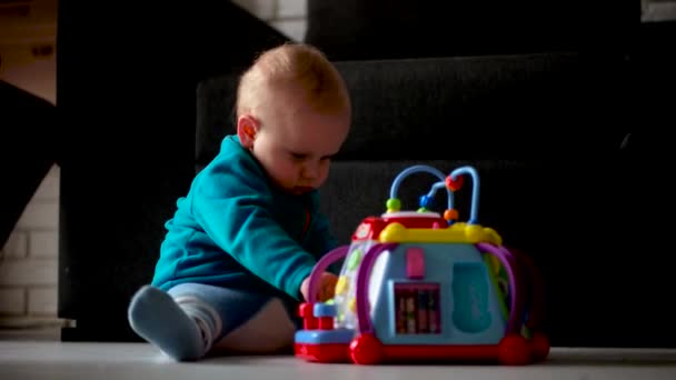 Kleiner süßer Junge spielt zu Hause mit Spielzeugwürfeln — Stockvideo