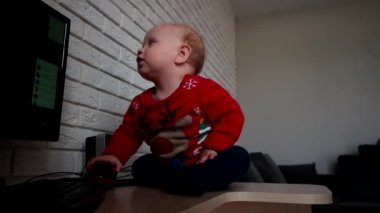 Bilgisayar fare smashing küçük oğlu. Ağır çekim kaliteli bu yakından üzerinde ateş smash kırmızı sandalyede oturan bir küçük oğlu tarafından olmak bir bilgisayar faredir.