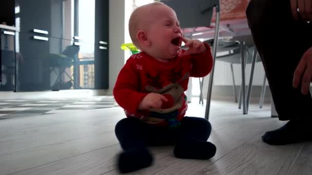 Chorando menino sentado no chão, câmera lenta — Vídeo de Stock