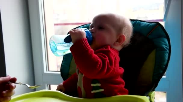 Genç yüksek sandalye mutfak beslenme bebek oğlun babası — Stok video