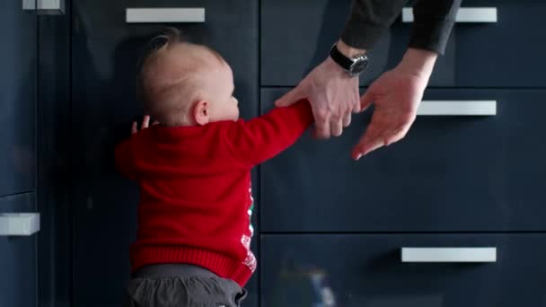 Babyjongen 1 jaar oude lopen van zijn eerste stap met zijn vaders helpen — Stockvideo