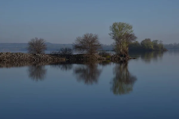 River Symmetry Calm Water — 图库照片