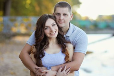 Genç çift sarılıyor.