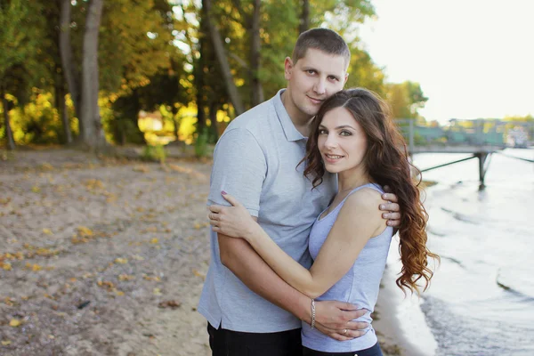 Jovem casal abraço — Fotografia de Stock