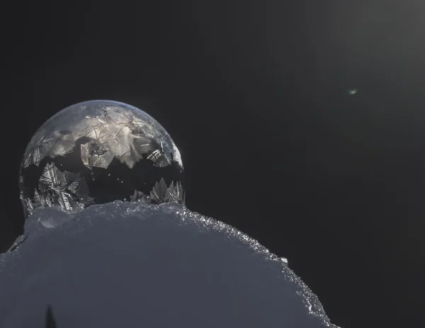 Замороженный пузырь на снегу — стоковое фото