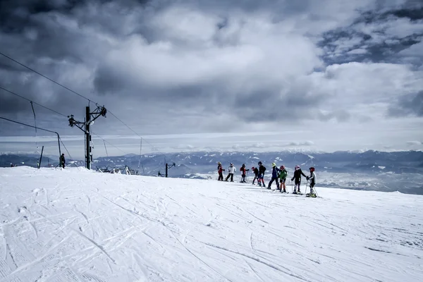 País de inverno com crianças esquiando — Fotografia de Stock