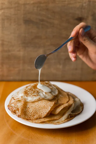yoğunlaştırılmış süt ile Pancakes