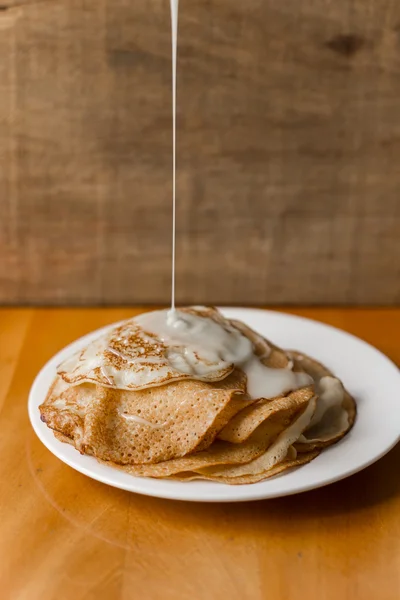 Pfannkuchen mit Kondensmilch — Stockfoto