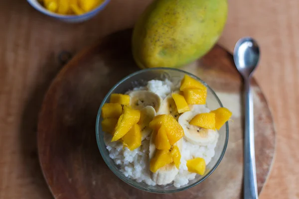 süt pirinç lapası meyve mango ve muz ile