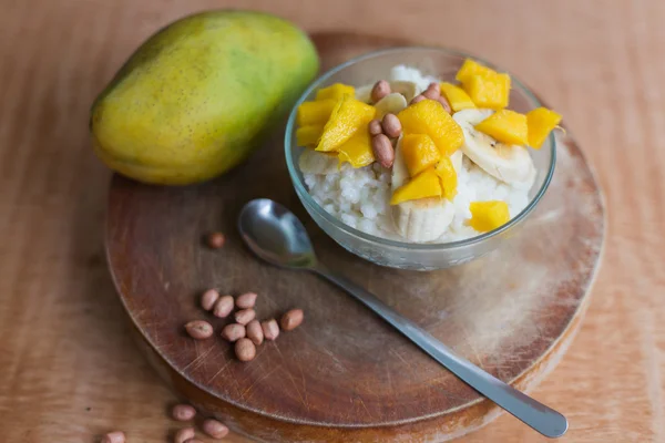 Gachas de arroz con leche con mango de frutas y plátano —  Fotos de Stock